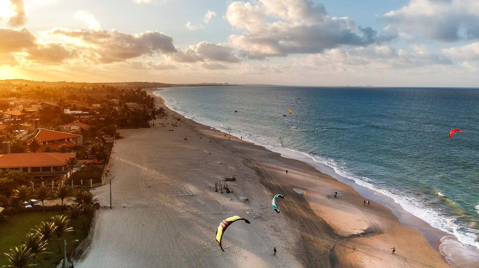 Vista aérea da praia do Cumbuco ao entardecer